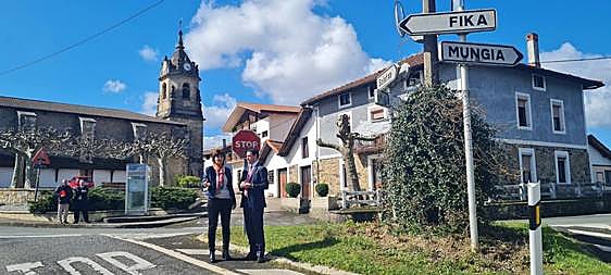 La alcaldesa Ana Rubio con Imanol Pradales, Diputado Foral de Infraestructuras y Desarrollo Territorial en Gamiz.
