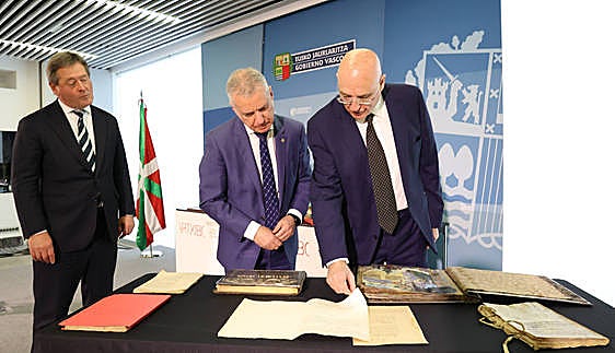 Bingen Zupiria, Iñigo Urkullu y Ramón de la Sota Zorraquín observan algunos de los documentos entregados por la familia.