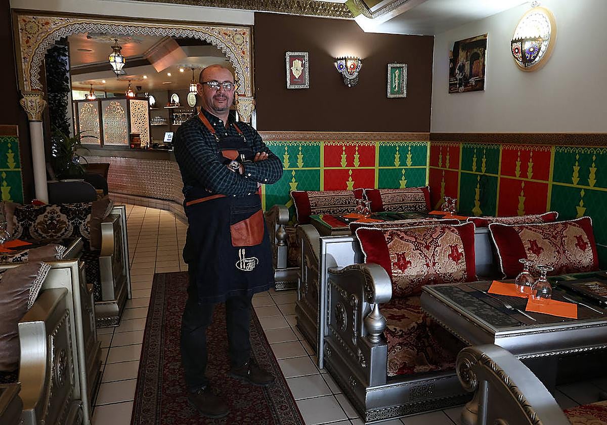 Fathallah Amamou posa en su comedor.
