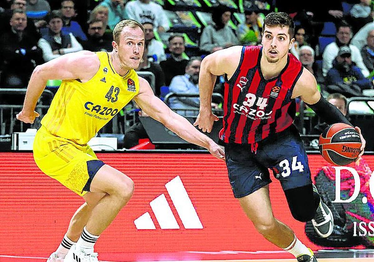 Sikma acosa a Hommes en defensa en el Alba-Baskonia.