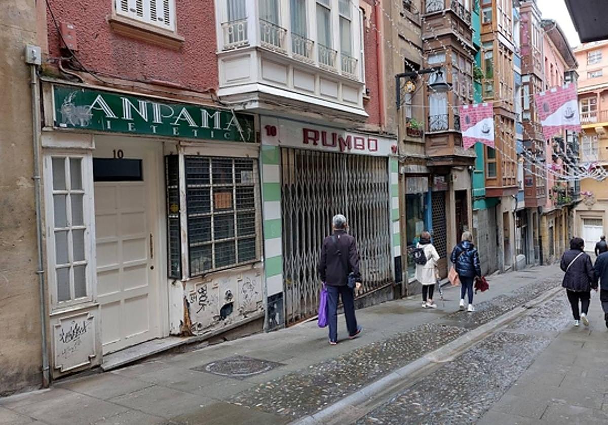 La calle 'Del Medio', en el Casco Viejo de Portugalete, suma más de una decena de comercios cerrados.