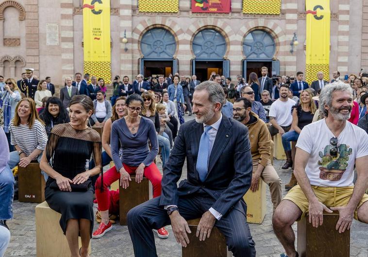 Felipe VI mantuvo durante un tiempo el ritmo de los participantes al cante de la rumba 'Ali oh'.