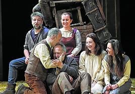 Hernández-Simón (con barba), junto al elenco de 'Los santos inocentes'.