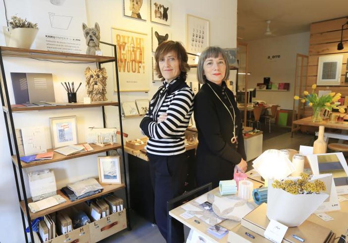 Natalia y Pilar posan en su coqueta tienda-estudio de Bilbao con vistas al Guggenheim y los artículos sobre la villa más originales.