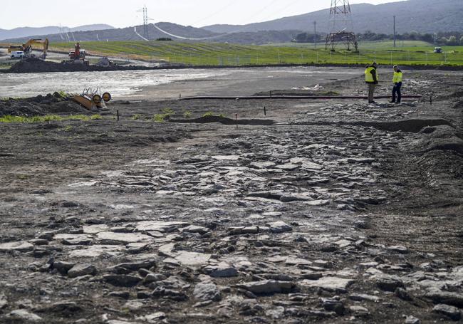 El tramo de 95 metros de calzada romana con el estrato de piedras sobre la que iba la capa de rodadura a la vista.