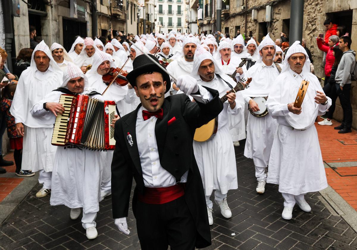 Los atorras de Mundaka en su alegre pasacalles del Carnaval de este año.