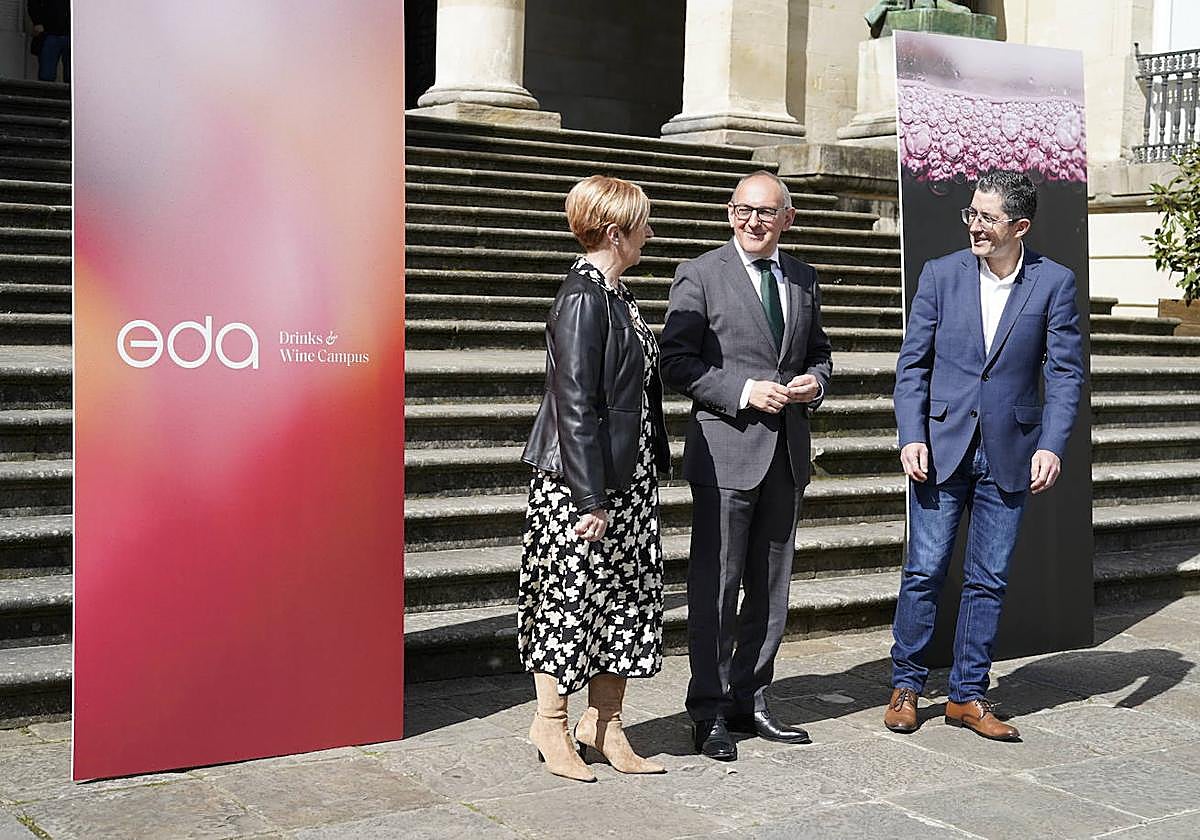 Arantxa Tapia, Ramiro González y Joxe Mari Aizega durante la presentación del proyecto este martes.