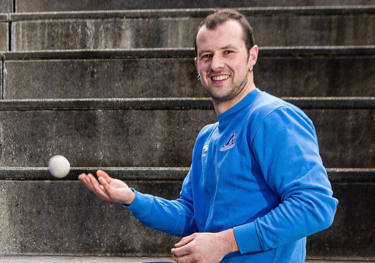 Aitor Elordi juega con una pelota en Eibar.