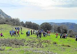 El grupo haciendo un alto en el camino en la excursión con la que se abrió la temporada.
