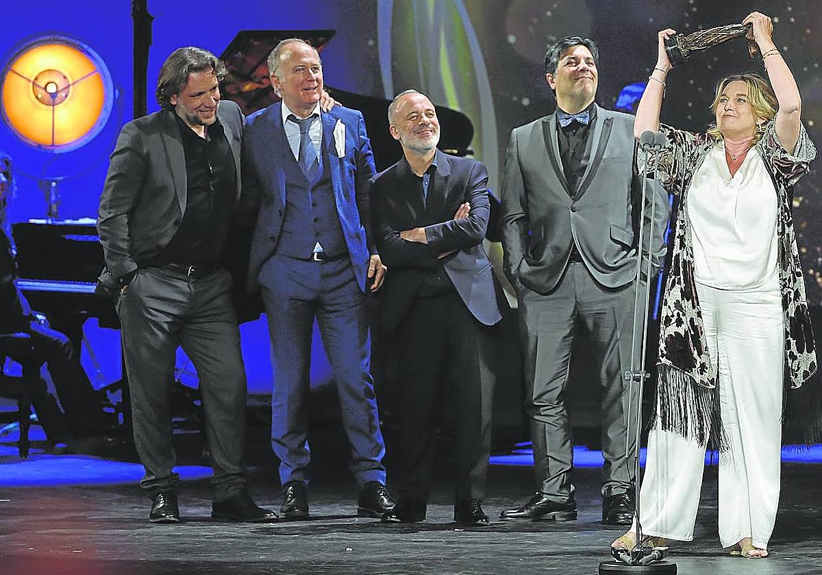 El elenco de 'Los santos inocentes', mejor espectáculo teatral del año. Luis Bermejo (segundo izda.), fue elegido además mejor actor de reparto