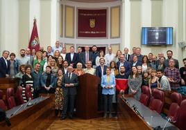 Foto de familia de los integrantes de la cámara a la finalización del pleno, el último de la legislatura.