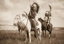 Tres nativos de las praderas sobre sus monturas, en una fotografía de 1905.