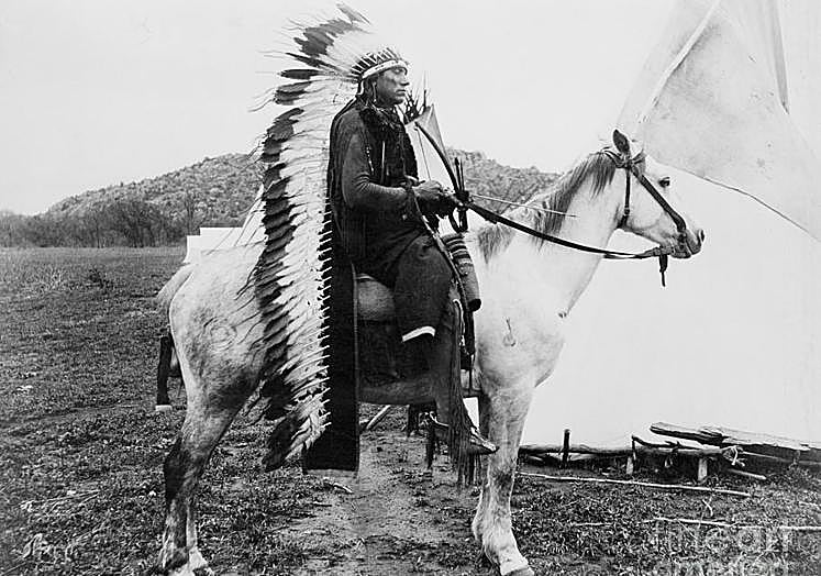 El jefe comanche Quanah Parker (c. 1845¡-1911) a caballo.