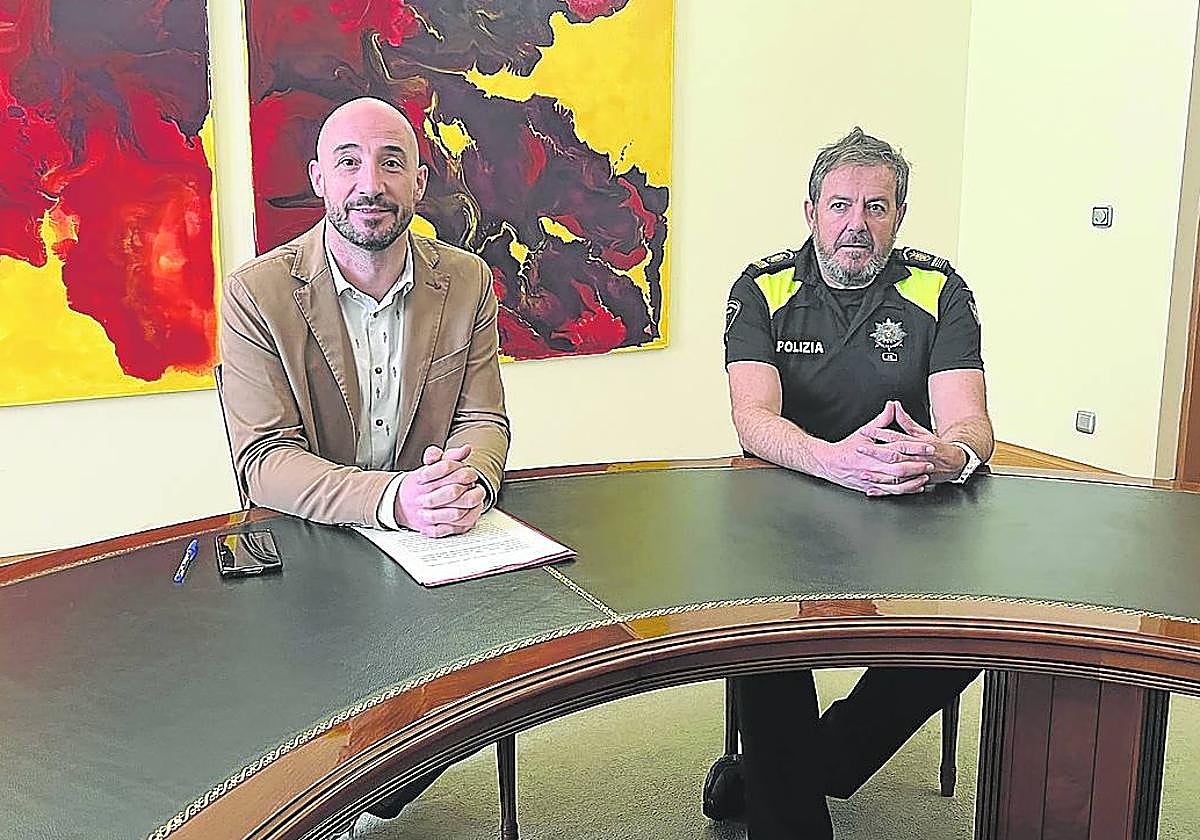 El alcalde Jon Iraola y el jefe de la Policía Municipal, Javier Ciaran, dan cuenta de los trabajos de seguridad.