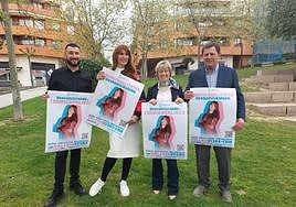 Kiko Alcaraz y Valeria Vegas junto a la edil Teresa Fernández y el alcalde, Josu Landaluze.