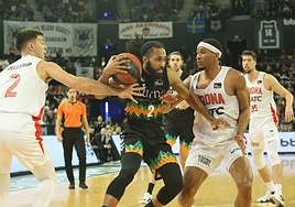 Adam Smith trata de superar la defensa de Taylor en el duelo entre el Surne y el Girona disputado en Miribilla.