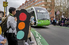 Las AMPAs piden restablecer los pasos de cebra y semáforos que se eliminaron tras la implantación del bus eléctrico.