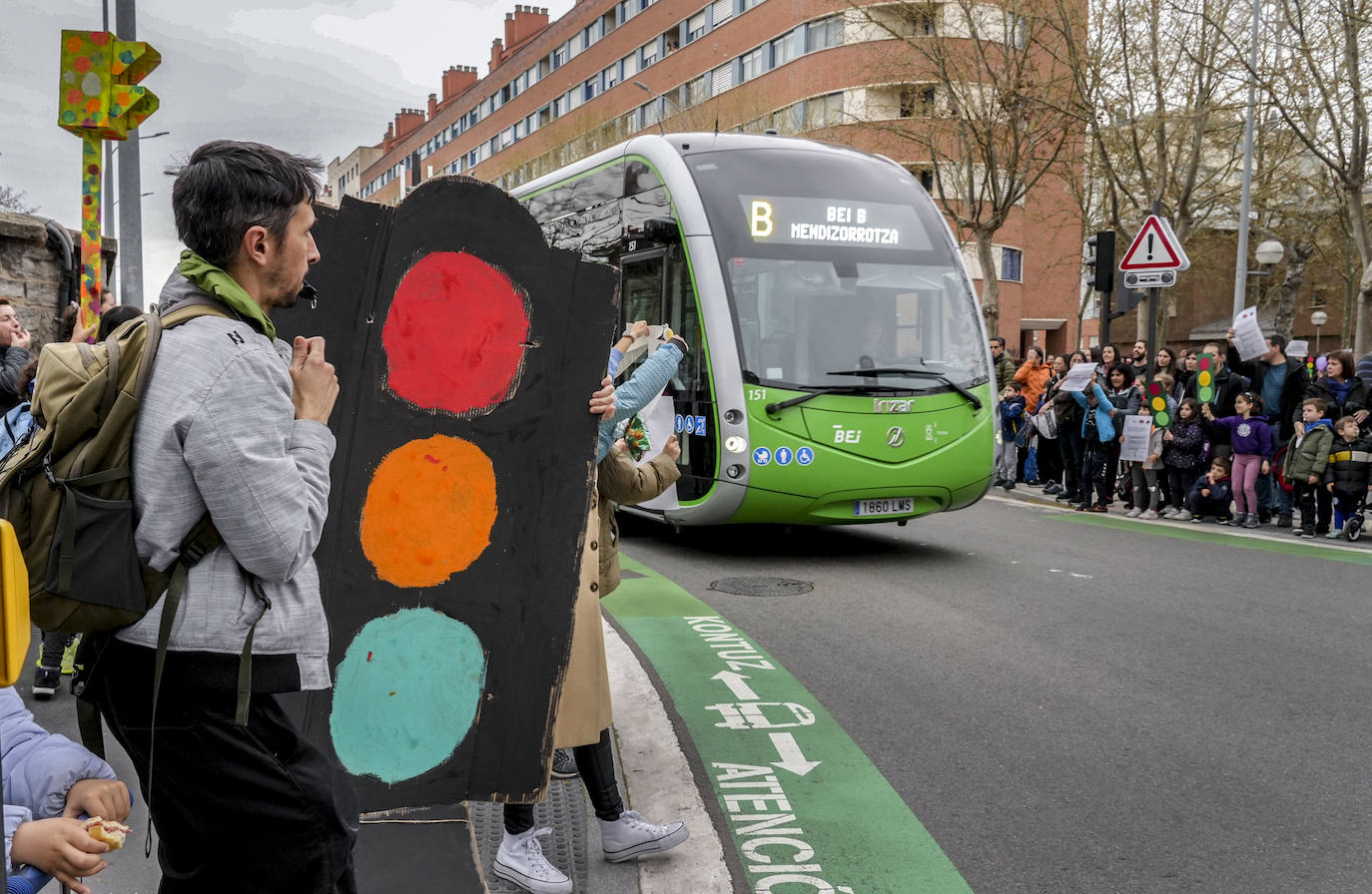 Las AMPAs piden restablecer los pasos de cebra y semáforos que se eliminaron tras la implantación del bus eléctrico.