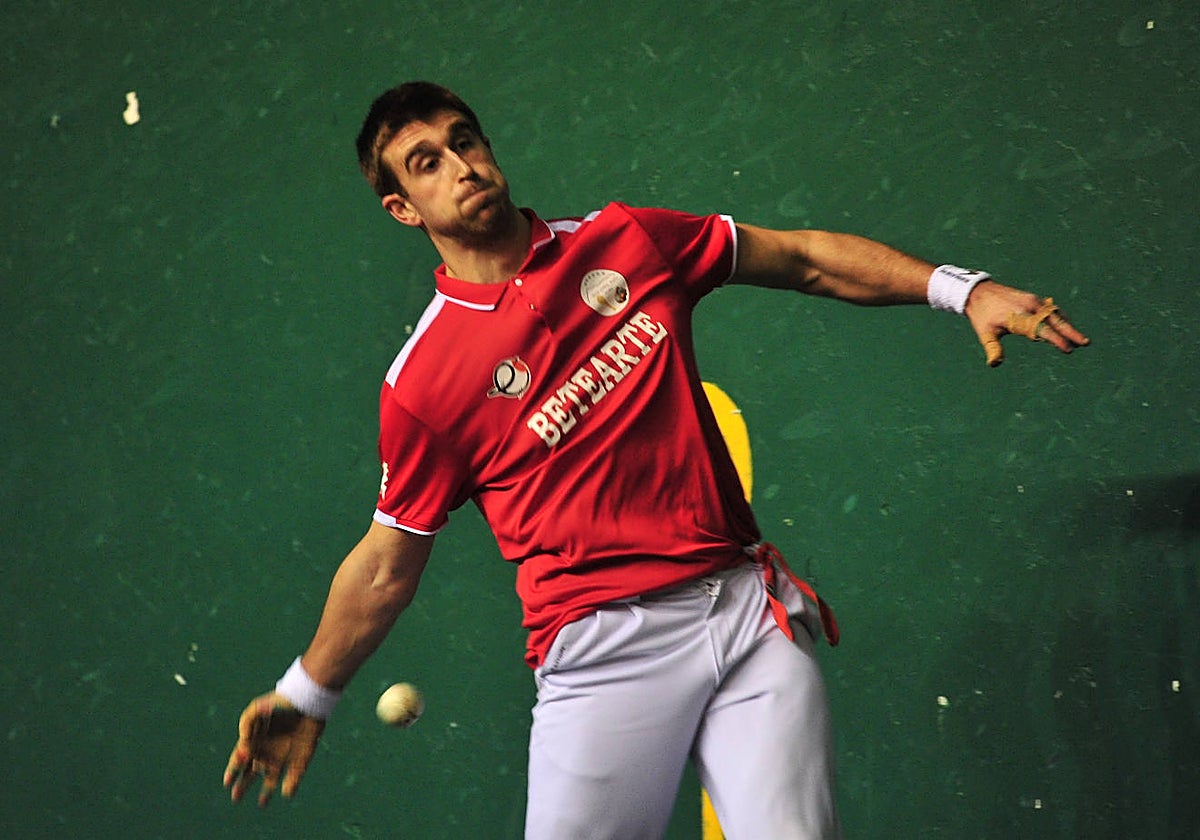 Ibarloza se coloca para soltar la derecha en el frontón de Mallabia.