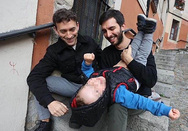 Los padres del pequeño Aretx, nacido en Chicago, optaron inicialmente por la adopción, aunque sin éxito.