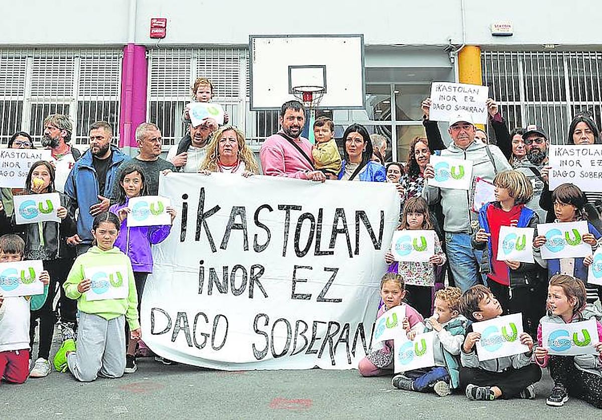 La ikastola Itxaropena del Valle de Trápaga ha sido la primera en Bizkaia en realizar una concentración para protestar por el proceso de admisión del alumnado.