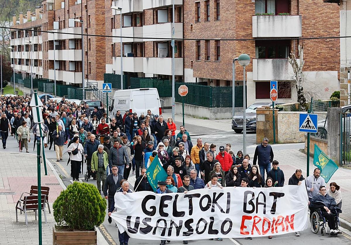 La maniestación recorrió las calles de Usansolo.