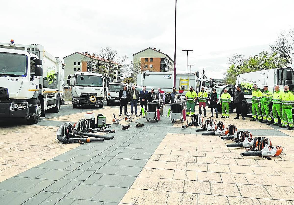 La alcaldesa Laura Rivado y el concejal Leopoldo García junto a los trabajadores de la empresa Valoriza.