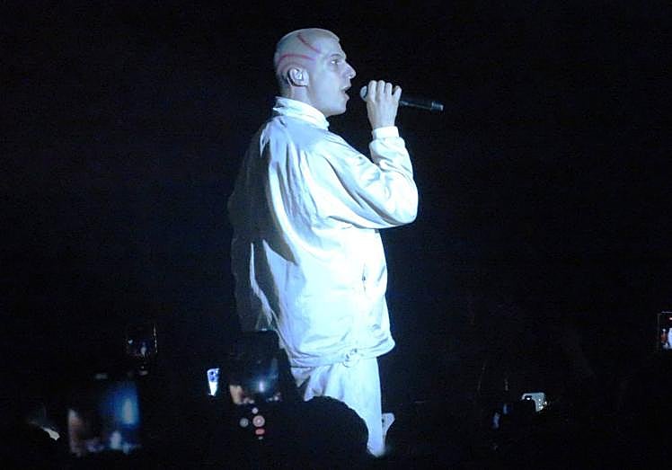 Emergiendo entre la gente…