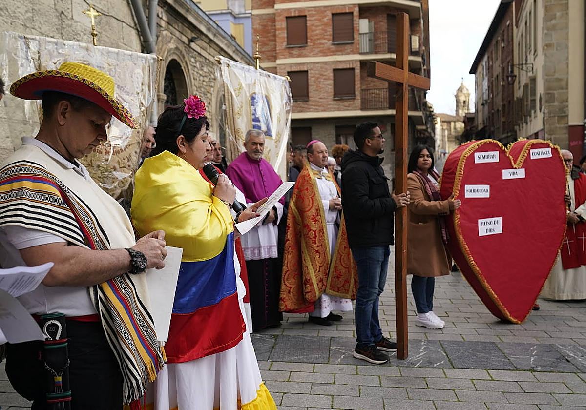 La comunidad latina es la más numerosa en ese acto que simboliza diferentes momentos de la Pasión.