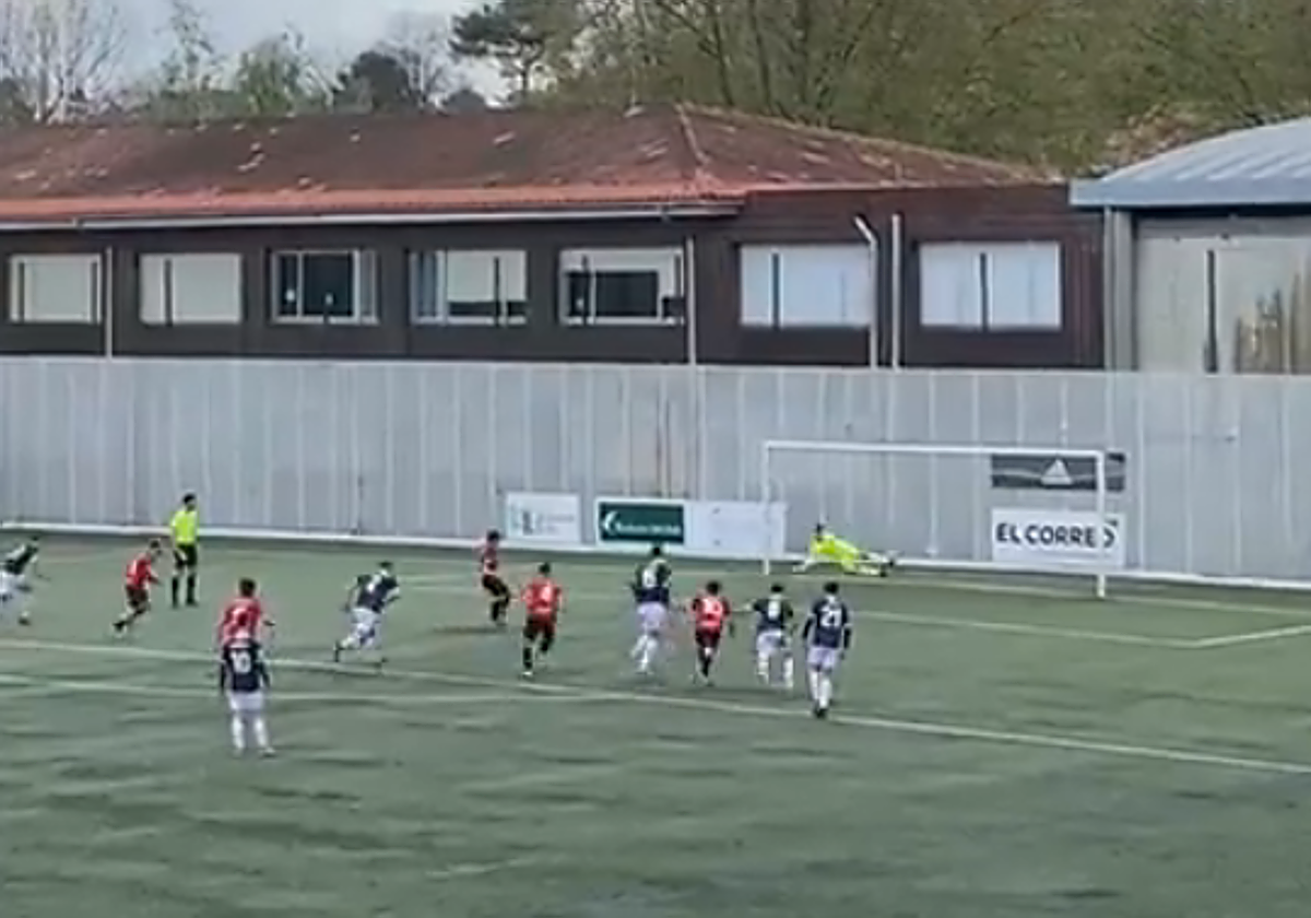 Imagen de uno de los goles del partido.