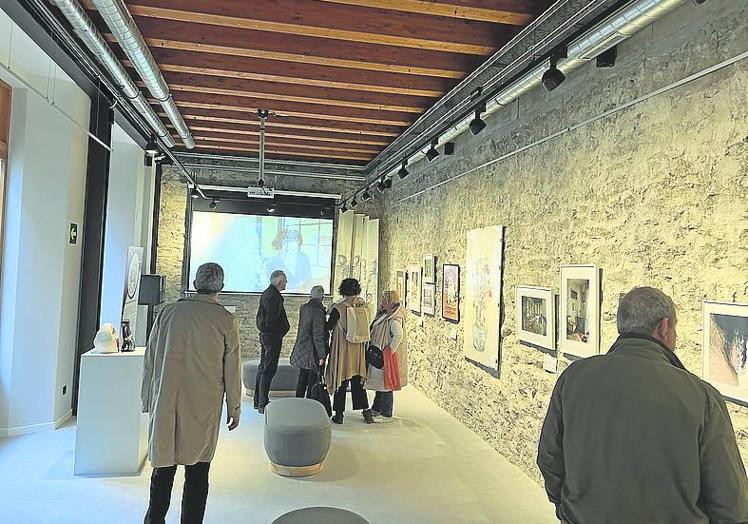 Exposición. Los trabajos de 12 eibarresas son mostrados en la sala de exposiciones de la Casa de la Mujer.