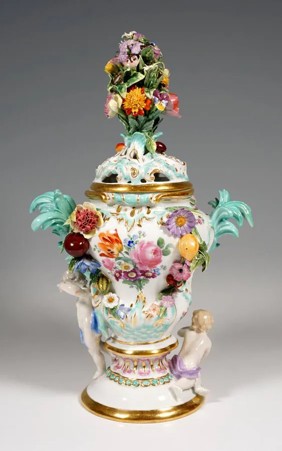 Jarrón potpourri. Porcelana Meissen, hacia 1850.