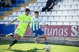 Víctor López pelea por el balón con Koke