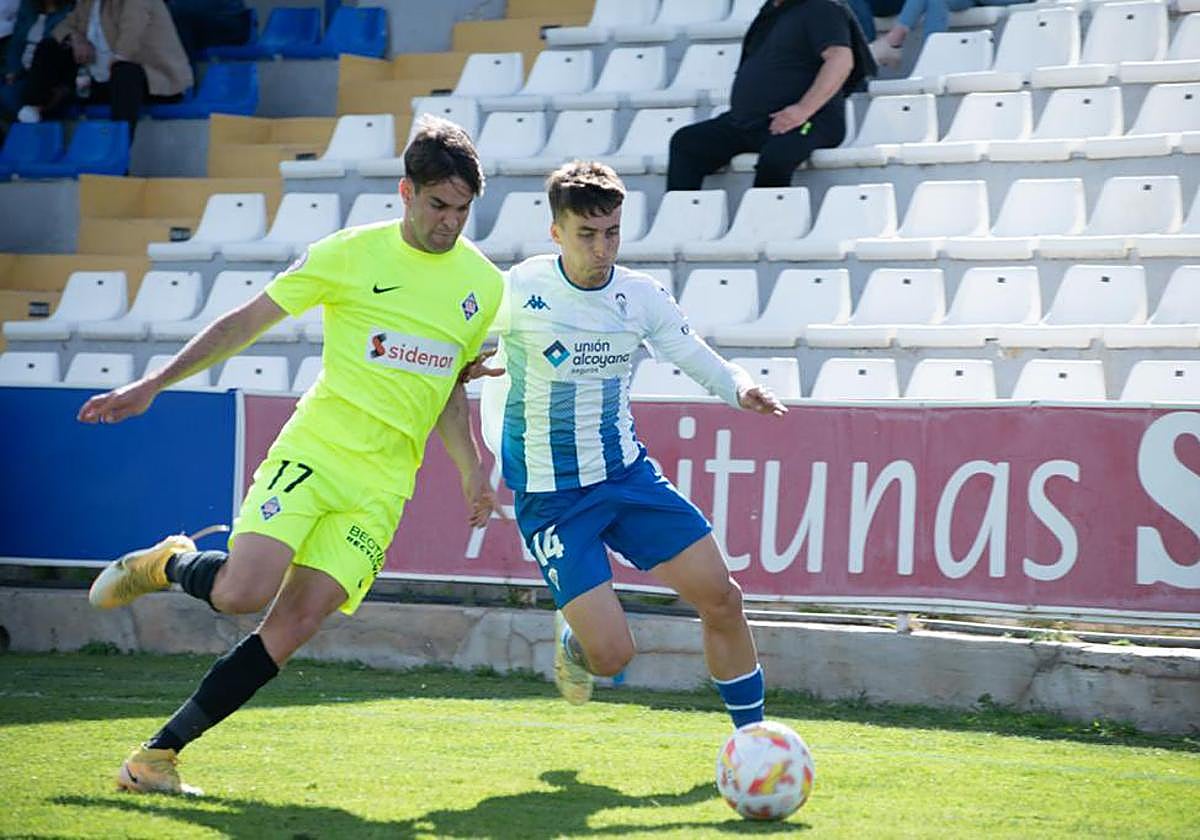 Víctor López pelea por el balón con Koke