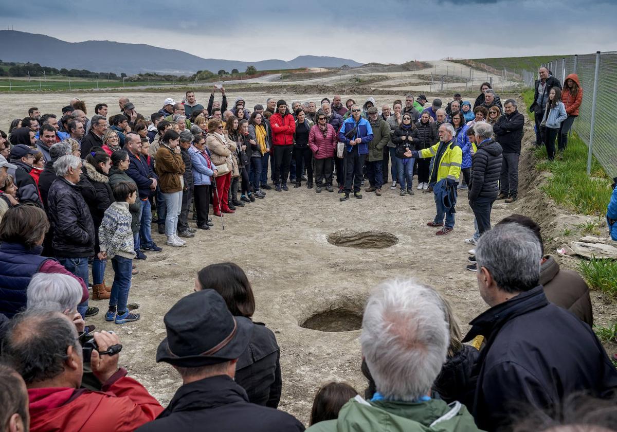 El arqueólogo Leandro Sánchez muestra los silos neolíticos de 5.000 años de antigüedad hallados en Júndiz.