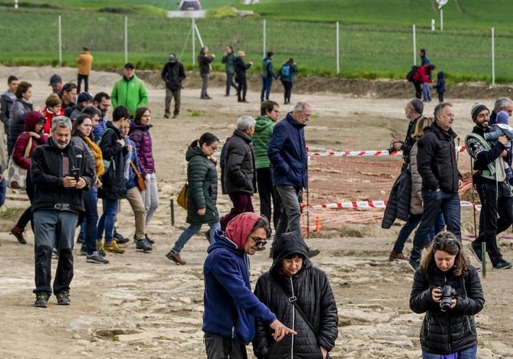 Los visitantes han mostrado su curiosidad por los hallazgos.