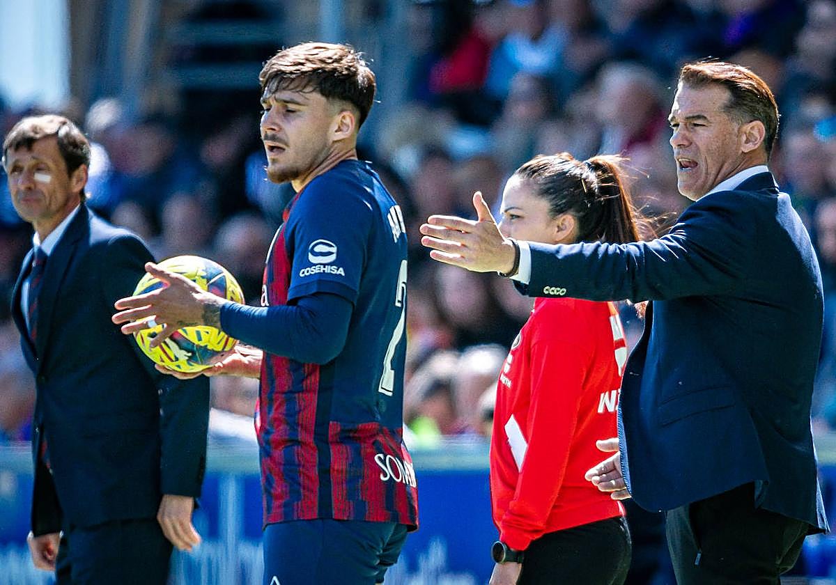 Luis García Plaza imparte indicaciones desde la banda durante el choque en El Alcoraz.