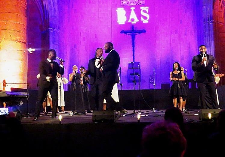 La fiesta en pie con 'Oh happy day'.