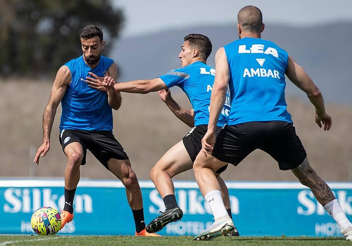 Abde busca regatear a Imanol Baz en un entrenamiento de esta semana.
