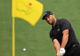 Un escenario legendario. Jon Rahm, el pasado año en el tee del 1 en la tercera jornada del Masters de Augusta.