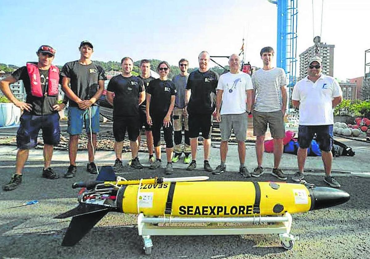 Miembros del equipo de la campaña del 'glider' del centro tecnológico Azti al que han bautizado como 'Xixili'.