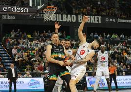 Sulejmanovic pelea por un balón con el zaragocista Jovic.