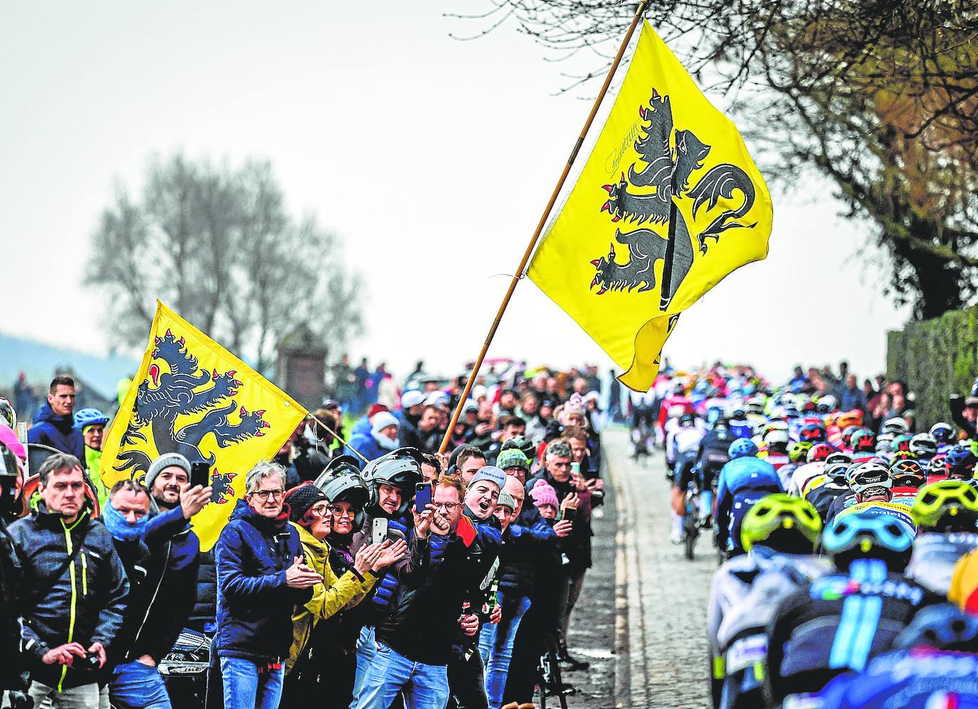 La pasión por el ciclismo se desborda en el Tour de Flandes, con un millón de personas a lo largo del recorrido.