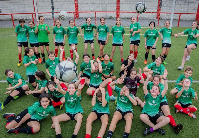 El fútbol femenino crece en Álava un 2% respecto a la era precovid. En la imagen, las chicas del Altzarrate.