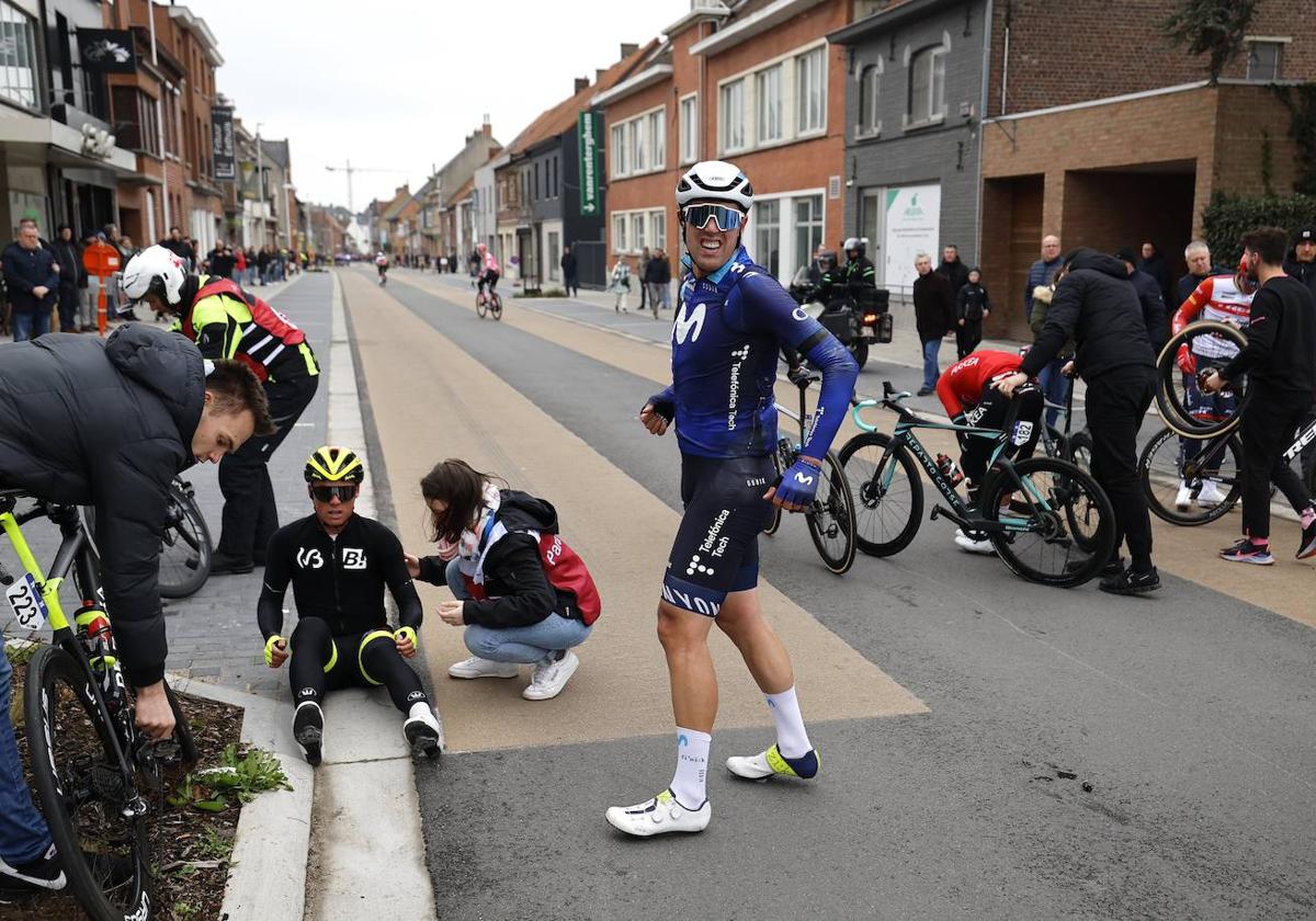 Instante en el que Maciejuk pierde el control de la bicicleta y sale despedido contra el pelotón.