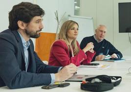 El líder de Cs Euskadi, José Manuel Gil (al fondo), junto a los dos nuevos líderes nacionales de Cs.