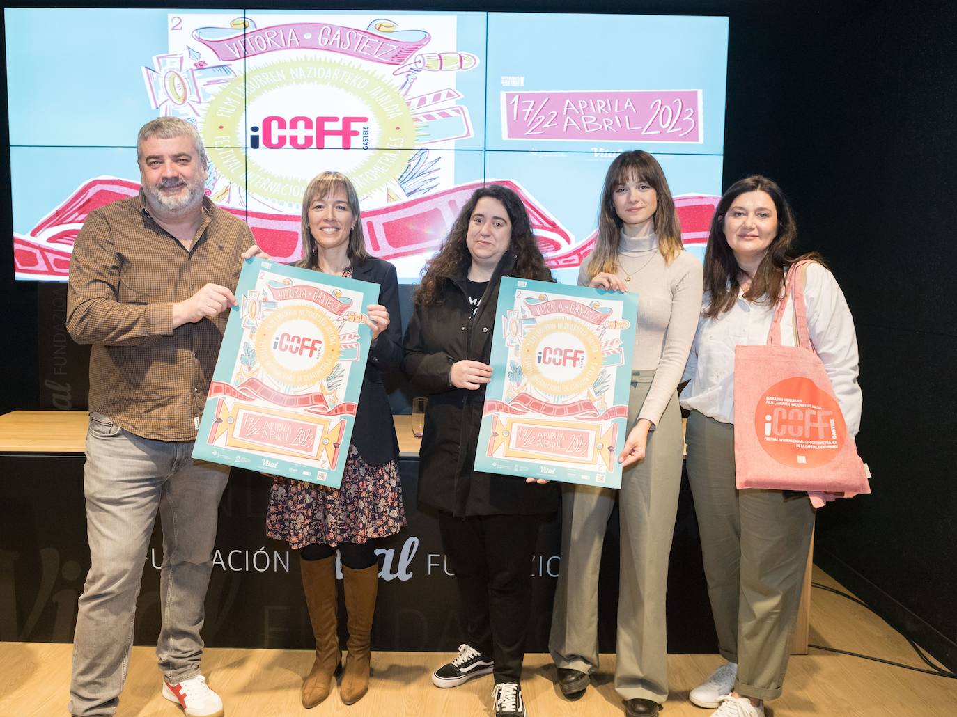 El cineasta Kepa Sojo, la directora de la Fundación Vital Arantxa Ibañez de Opacua, la concejala Estíbaliz Canto, la actriz Amaia Sagasti y la cineasta Sonia Pacios este lunes en la inauguración de la segunda edición del festival Icoff.