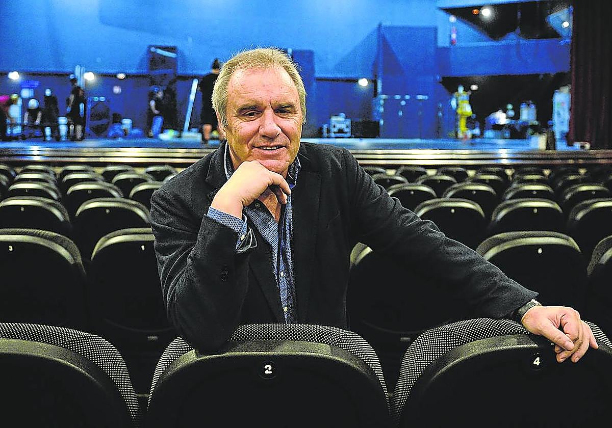 Carlos Morán, en el patio de butacas del Serantes Kultur Aretoa.