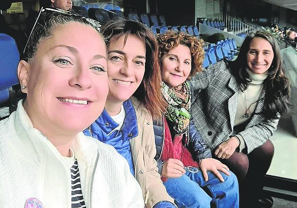 Pilar Garrido, segunda por la derecha, ayer en Anoeta.