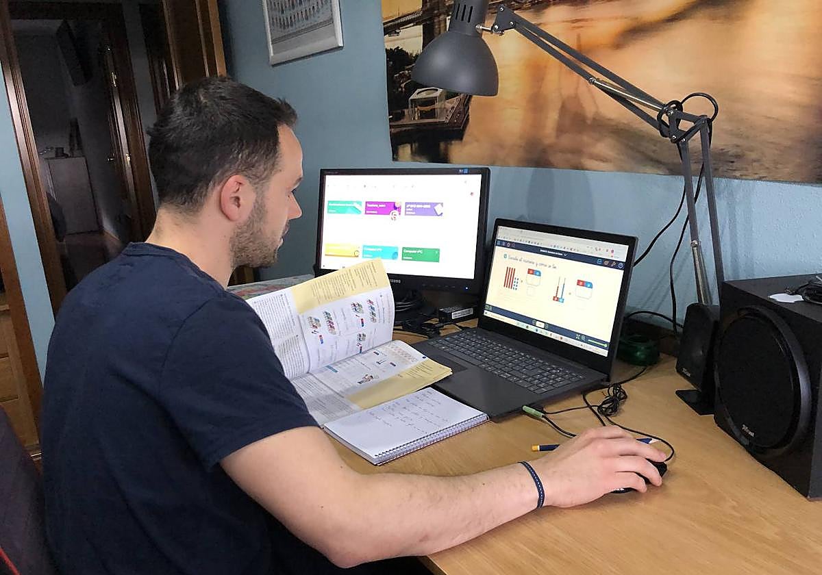 El teletrabajador sufrió un corte en la mano tras caerse contra el cristal de una puerta.